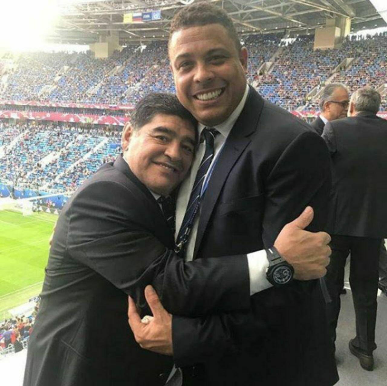 عکس | مارادونا و رونالدو در آغوش هم در فینال جام کنفدراسیون‌ها
