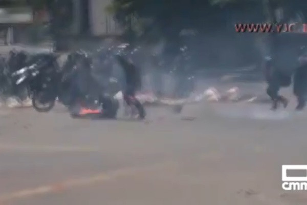 فیلم | آتش گرفتن مأمور پلیس ونزوئلا در جریان درگیری با مخالفان دولت