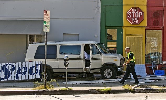 تصاویر | تصادف شدید یک خودرو با مشتری‌های رستوران در لس‌آنجلس