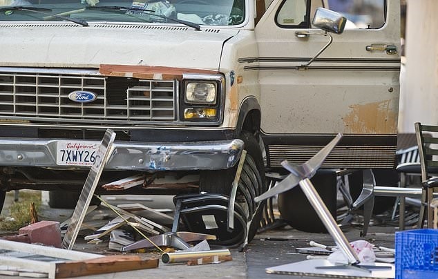 تصاویر | تصادف شدید یک خودرو با مشتری‌های رستوران در لس‌آنجلس