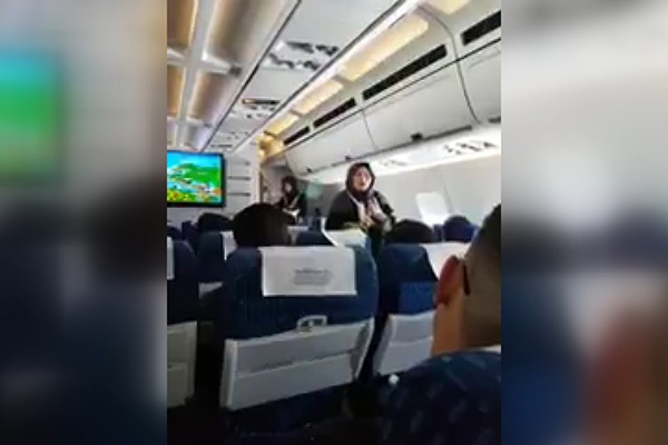 فیلم | تاخیر ۱۲ساعته پرواز بغداد-تهران و پافشاری مسافران برای پیاده نشدن