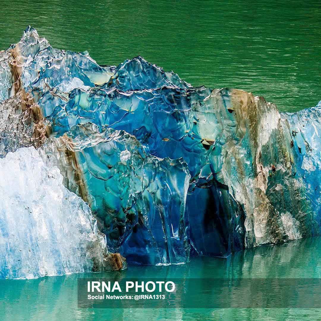 عکس | کوه یخی عجیب به رنگ آبی!
