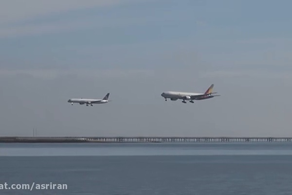 فیلم | لحظه دیدنی فرود همزمان ۲ هواپیما در فرودگاه