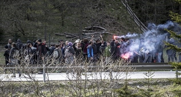 تصاویر | جلوگیری از ورود مهاجران به اتریش با تانک و نیروی نظامی