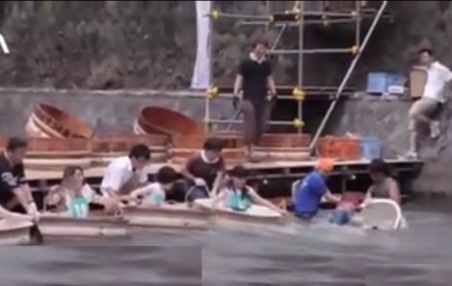 فیلم | مسابقه عجیب قایق‌سواری با وان‌های چوبی ژاپنی