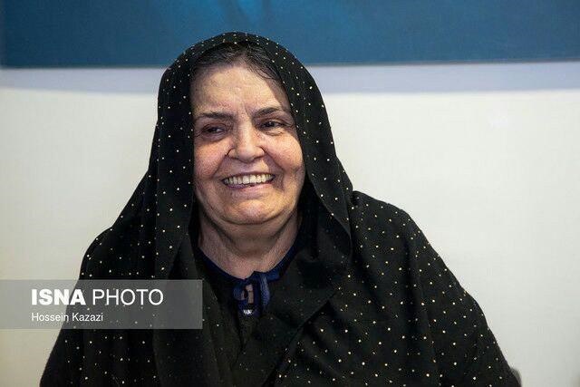 عکس | زن لالایی‌خوانی که نشان درجه یک هنری گرفت