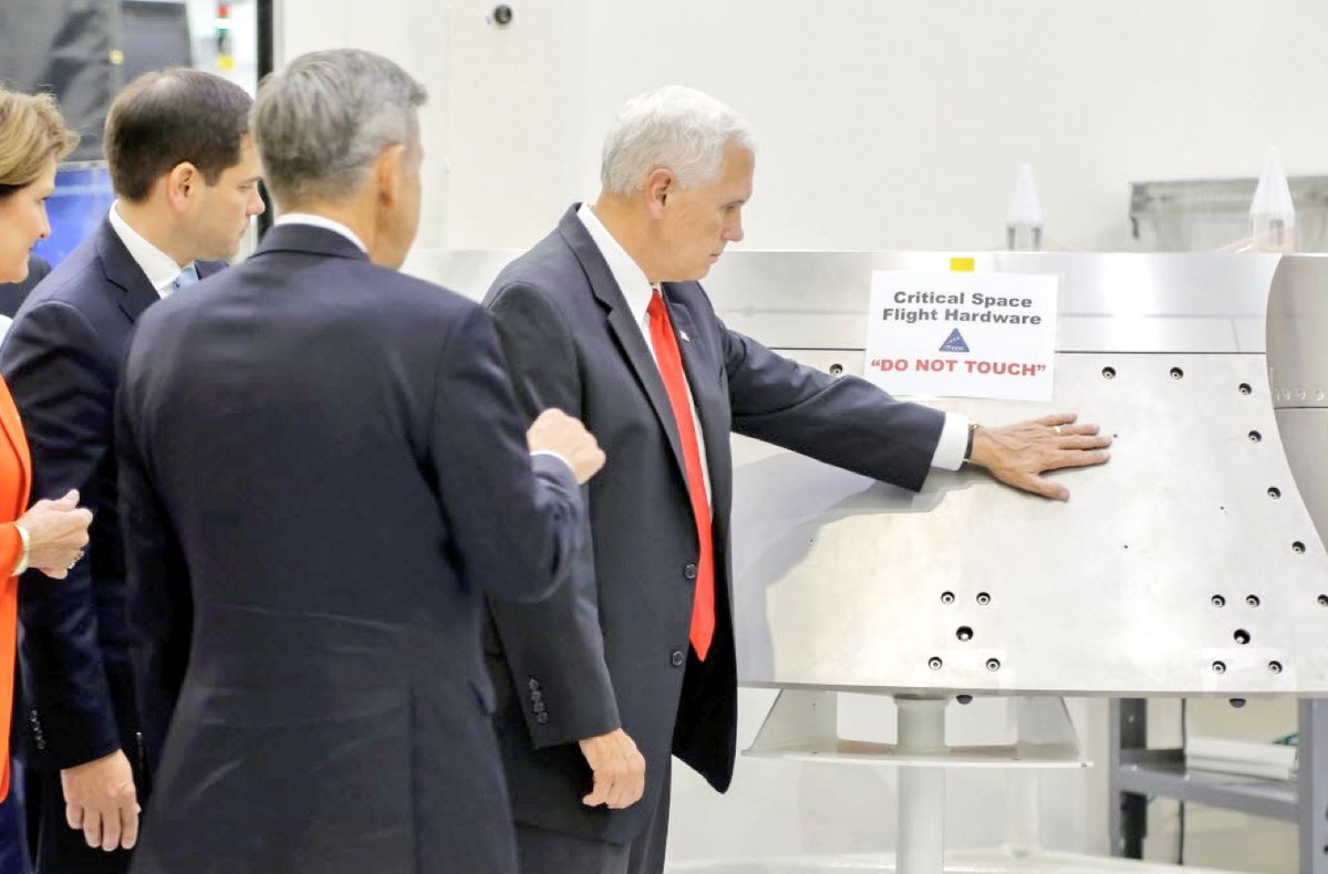 عکسی که بازدید معاون رئیس جمهور آمریکا از مرکز ناسا را جنجالی کرد/ لطفا دست نزنید آقای پنس!
