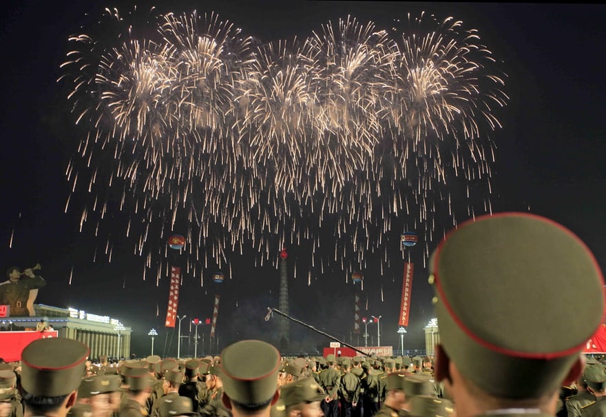 تصاویر | جشن مردم کره شمالی بعد از شلیک موفقیت‌آمیز موشک قاره‌پیما