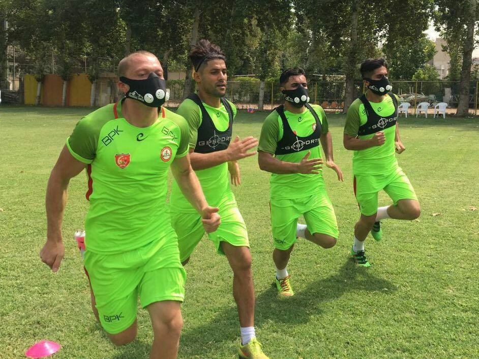 عکس | ماسک گران‌قیمت بازیکنان نفت برای تمرین در هوای آلوده