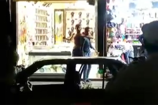 فیلم | ویدئوی کامل گروکان‌گیری در خیابان امام رضا(ع) مشهد | گروگان‌گیر با شلیک ۳ گلوله از پای درآمد