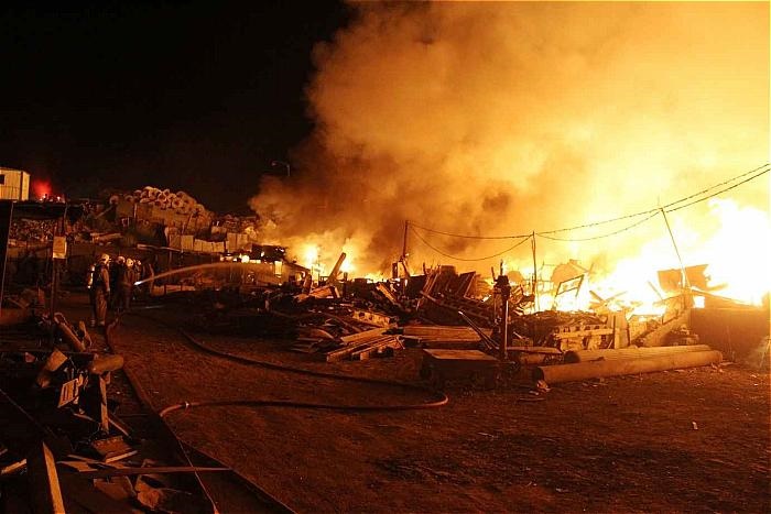 تصاویر | آتش‌سوزی گسترده در انبار چوب خلازیر