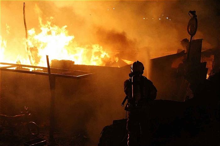 تصاویر | آتش‌سوزی گسترده در انبار چوب خلازیر