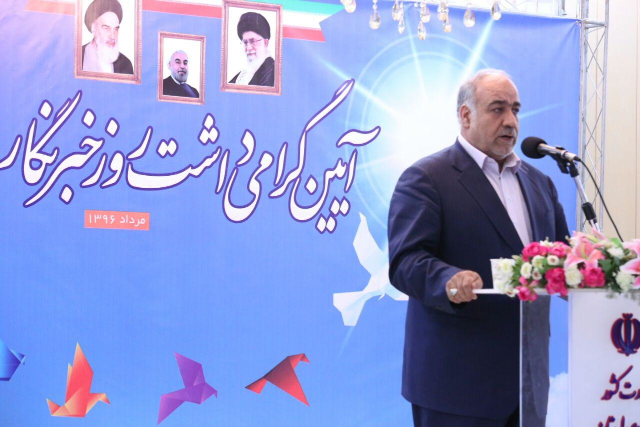 استاندار لرستان: راه شکافی مسیر توسعه استان بر عهده خبرنگاران است استاندار لرستان: راه شکافی مسیر توسعه استان بر عهده خبرنگاران است