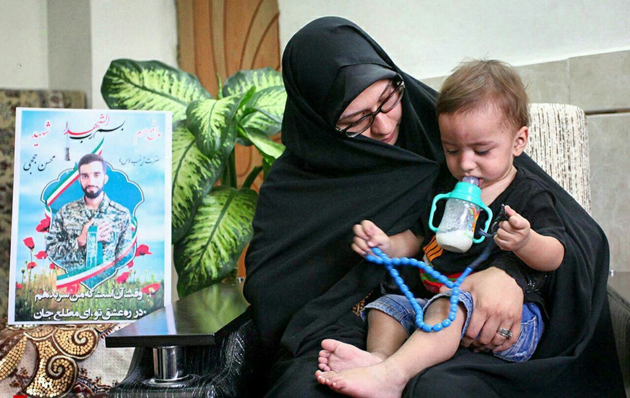 عکس | همسر و فرزند شهید مدافع حرم «محسن حججی»