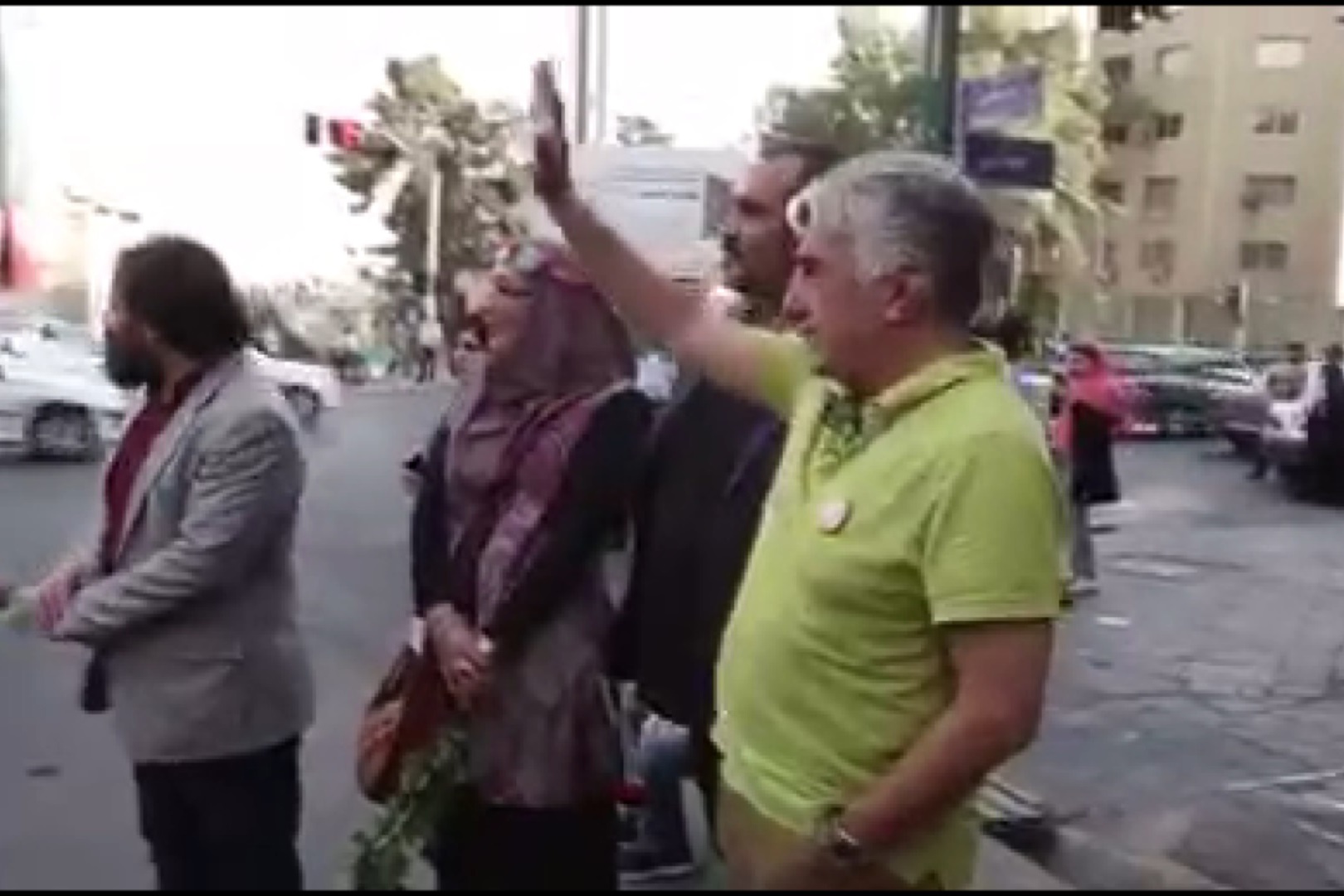 فیلم | تلاش رضا کیانیان در خیابان‌های تهران برای اصلاح رفتارهای ترافیکی