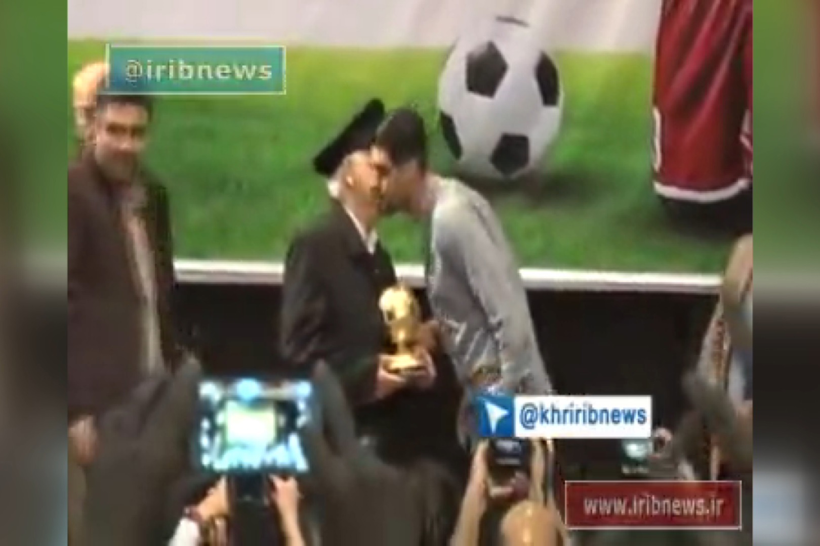 فیلم | اهدای نشان مرد سال فوتبال ایران به موزه آستان قدس
