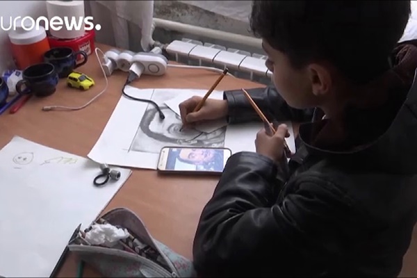 فیلم | کودک مهاجر افغان که «پیکاسو کوچولو» لقب گرفت