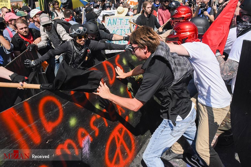 تصاویر | ورود یک خودرو به صف تظاهرکنندگان علیه نژادپرستی در آمریکا