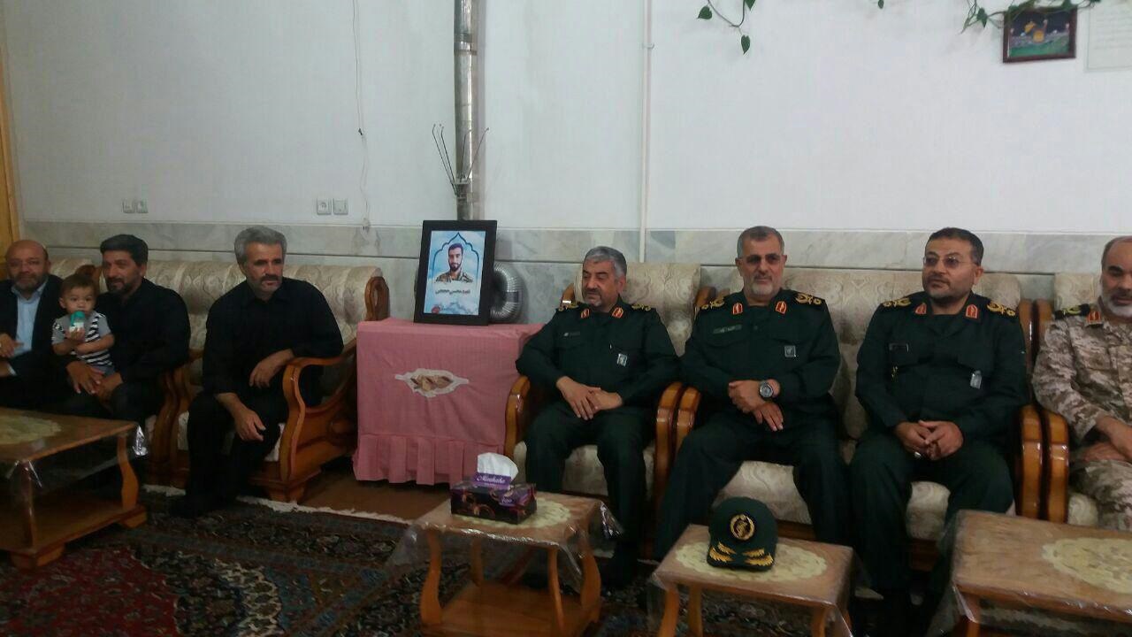 عکس | حضور فرمانده کل سپاه در منزل پدری شهید حججی