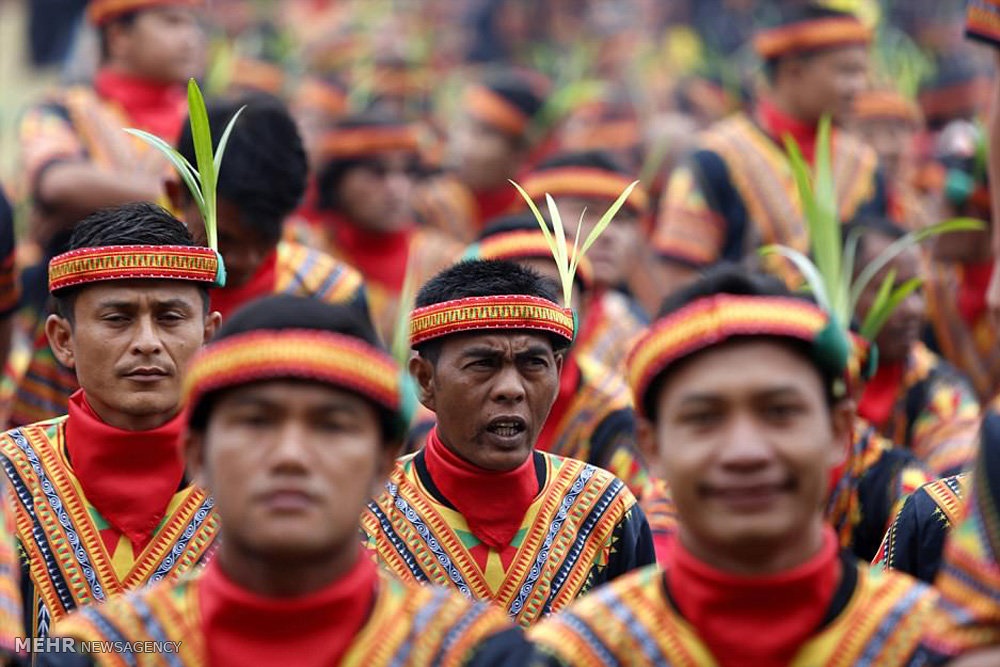 تصاویر | تلاش ۱۰ هزار نفری مردان اندونزی برای جذب گردشگر