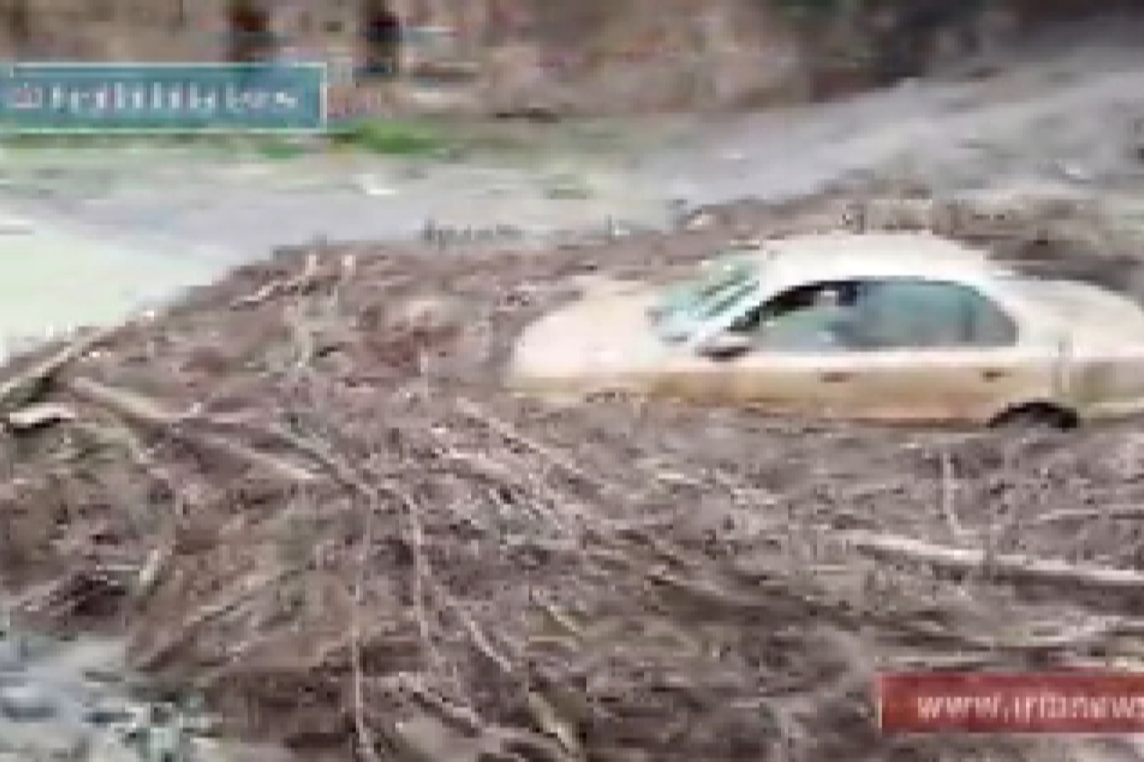 فیلم | لحظه شروع سیل در مشهد و گیرافتادن دو خودرو با سرنشین