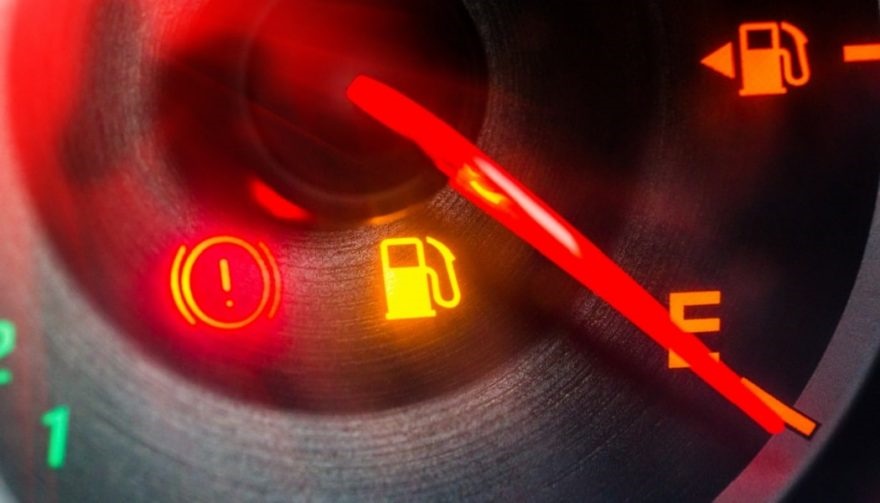 چرا نباید با چراغ روشن بنزین رانندگی کنید؟/ همه آسیب‌های بنزین کم برای خودرو