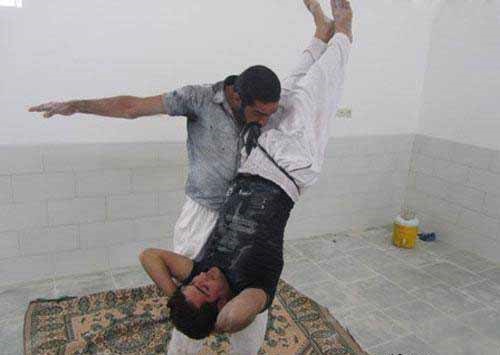 عکس | گچ‌کار ایرانی که وزنه ۱۰۰ کیلویی را با دندان بلند می‌کند
