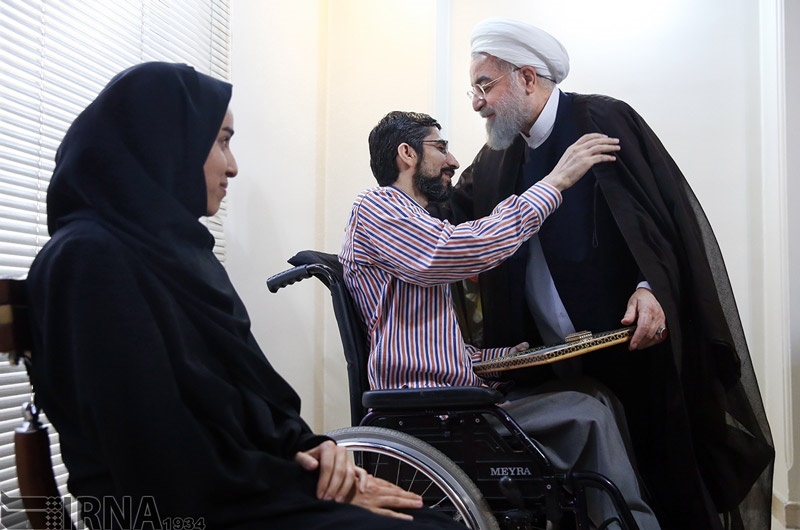 تصاویر | دیدار رئیس‌جمهور با جانباز قطع نخاعی و خانواده ۳شهید