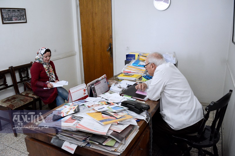 تصاویر | گشتی در اتاق کار نوه دکتر مصدق