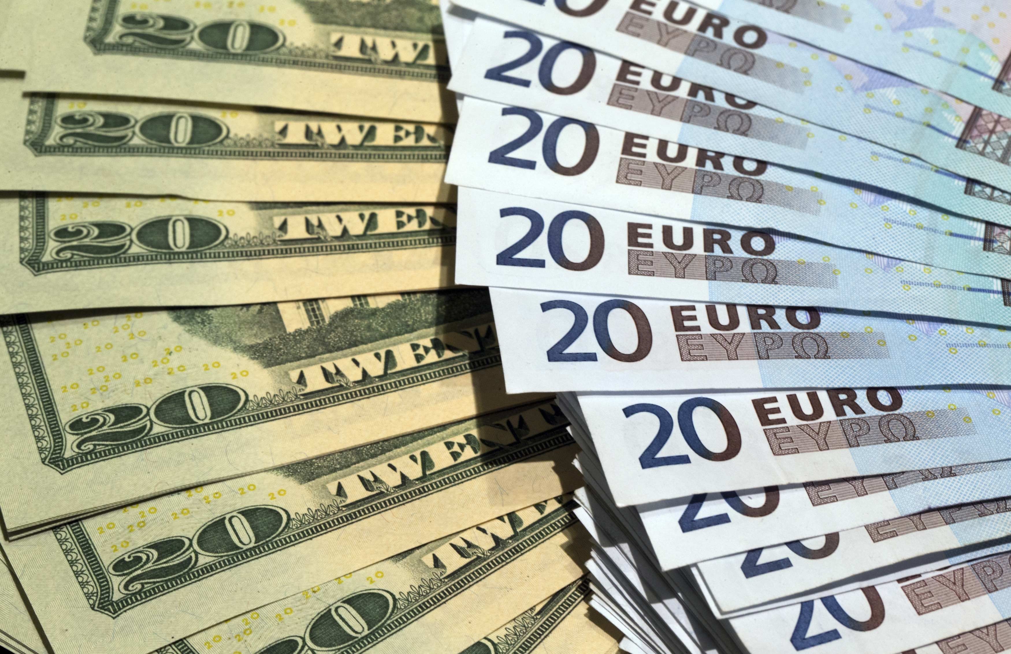 افزایش ارزش یورو مقابل دلار/ طلا به بیش از ۱۳۰۰ دلار می‌رسد