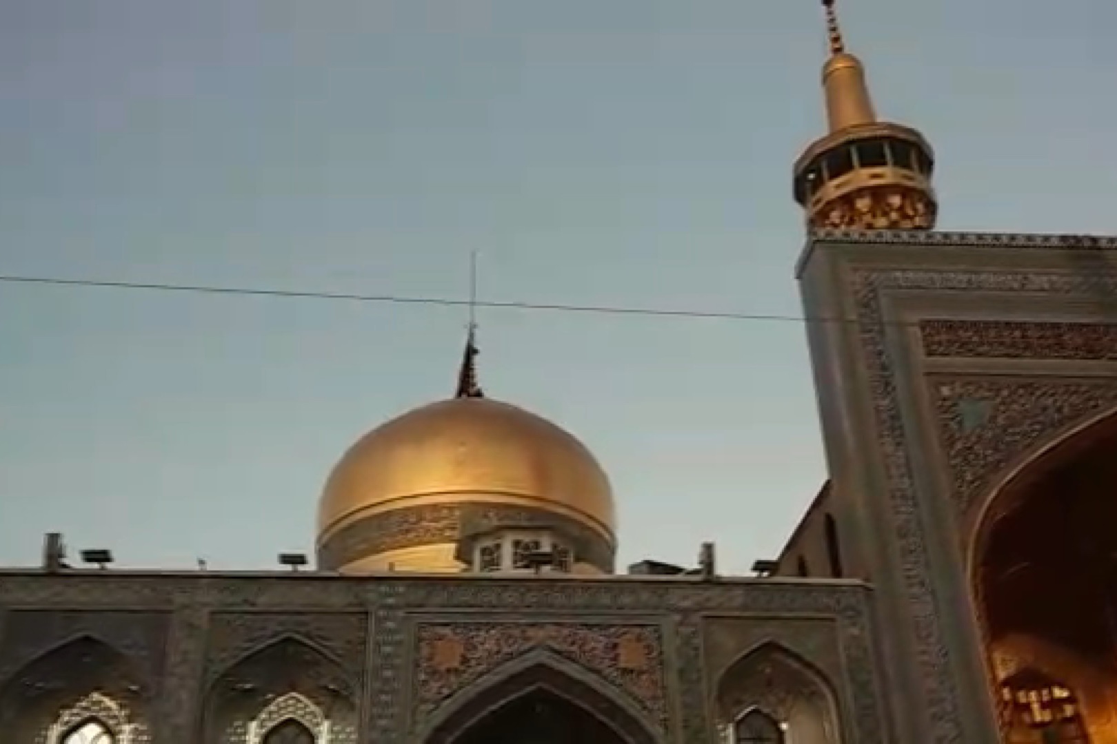 فیلم | برافراشته شدن پرچم عزا بر گنبد بارگاه امام رضا(ع) 