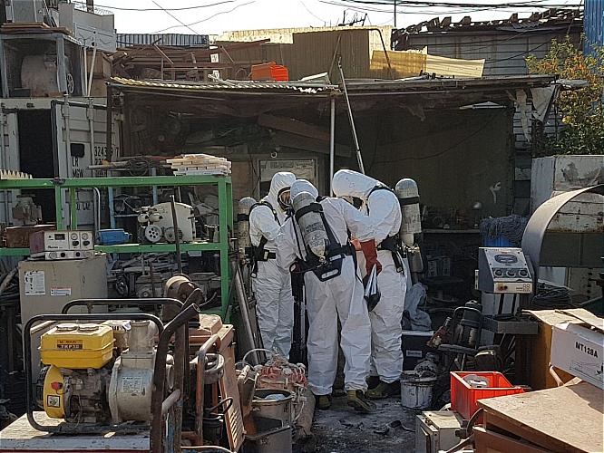 تصاویر | نشت شدید گاز کلر در جنوب تهران و مسمومیت یک آتش‌نشان