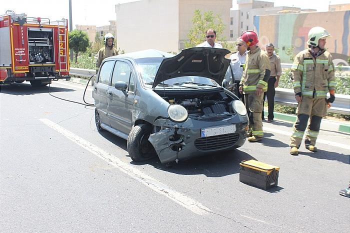 تصاویر | تصادف شدید مینی‌بوس با کوچک‌ترین خودروی سواری در غرب تهران
