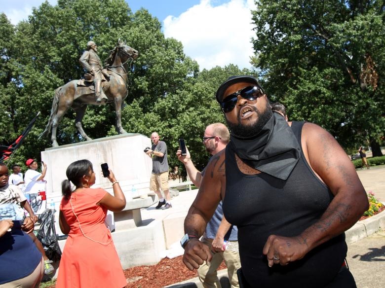 تصاویر | پوشاندن مجسمه‌های دوران برده‌داری در آمریکا