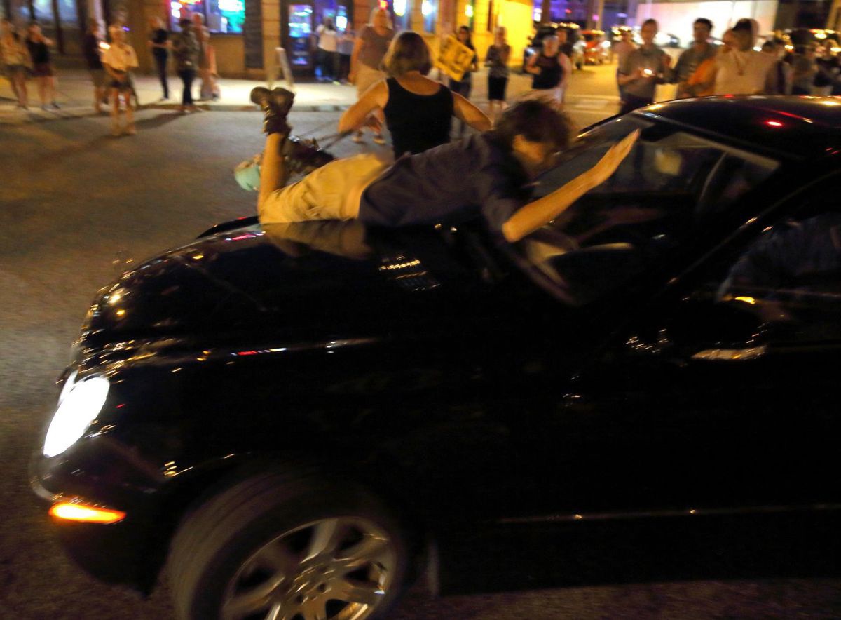 تصاویر | حمله یک خودرو به معترضان در خیابان سنت‌لوئیس آمریکا