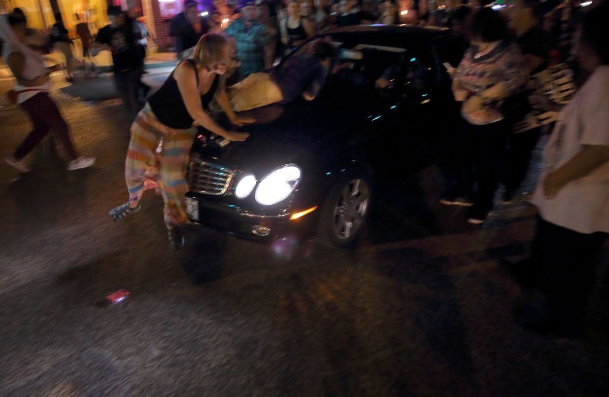 تصاویر | حمله یک خودرو به معترضان در خیابان سنت‌لوئیس آمریکا