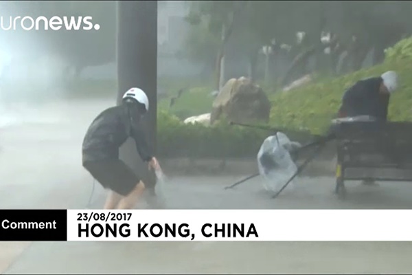 فیلم | طوفانی که خیابان‌های هنگ‌کنگ را در هم پیچید