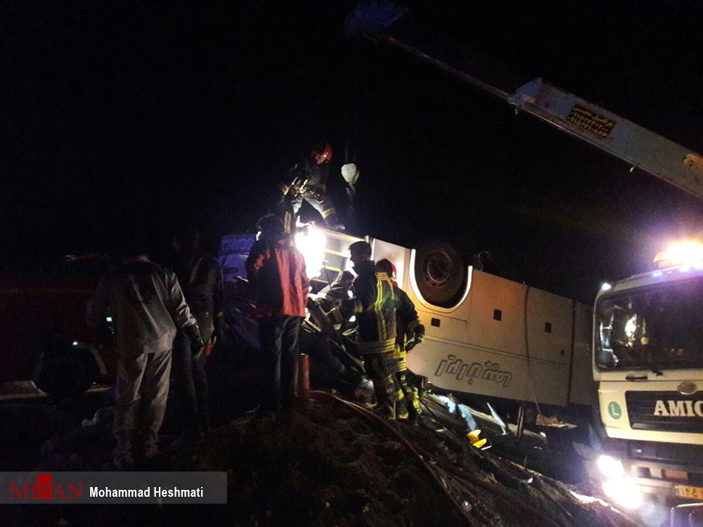 یک کشته و ۱۸ زخمی در تصادف اتوبوس و کامیون/ ۴ مجروح حادثه عراقی هستند