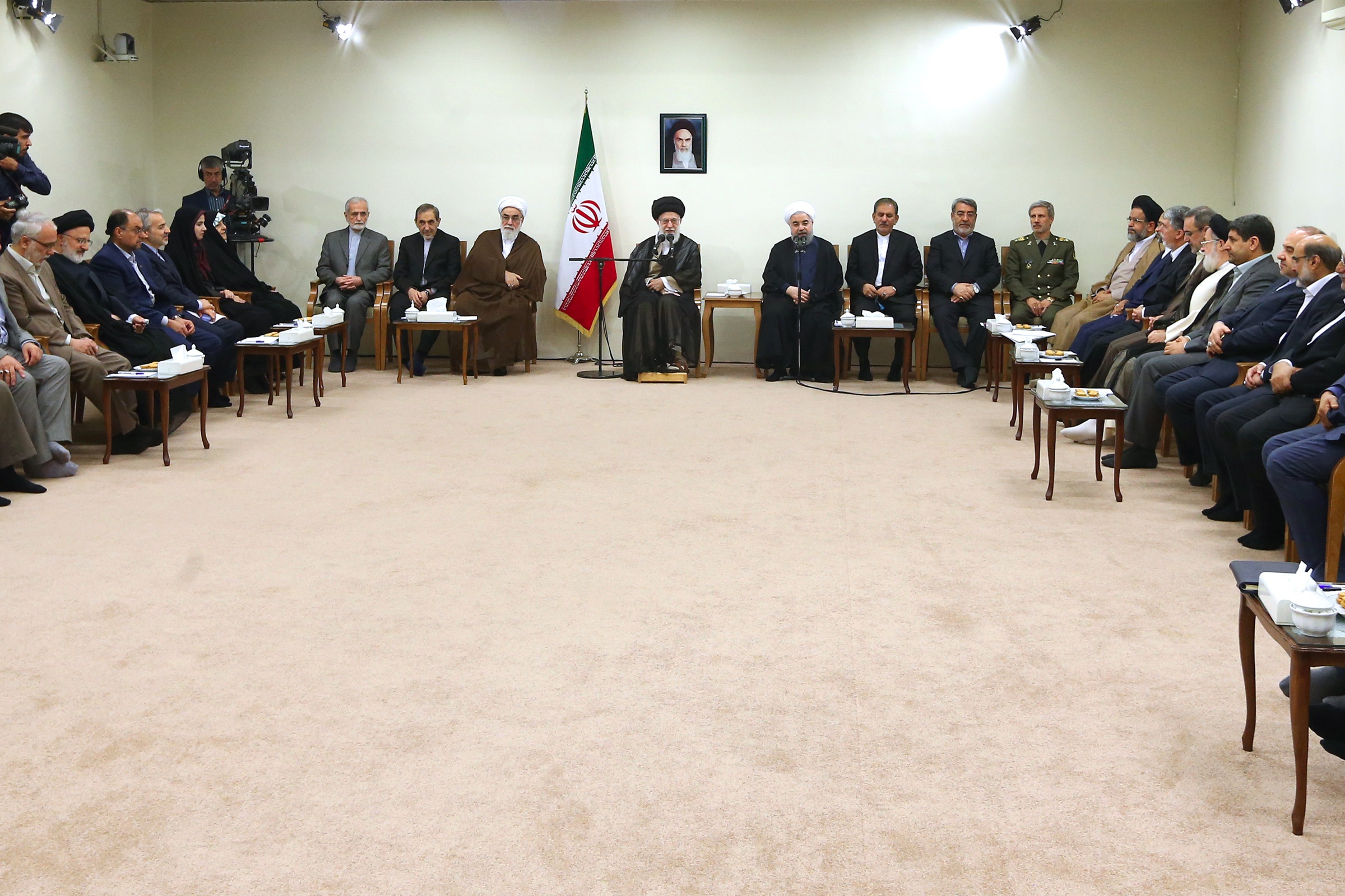 روحانی: همه باید برای حل مشکلات کشور به دولت کمک کنند/ تلاش شد وزرا وابستگی حزبی نداشته باشند