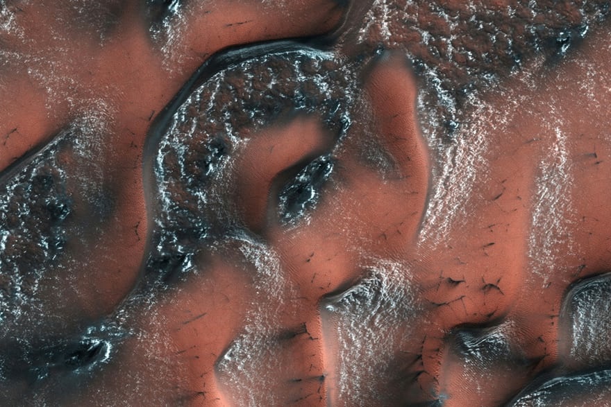 عکس ناسا از برف و یخ روی سطح مریخ