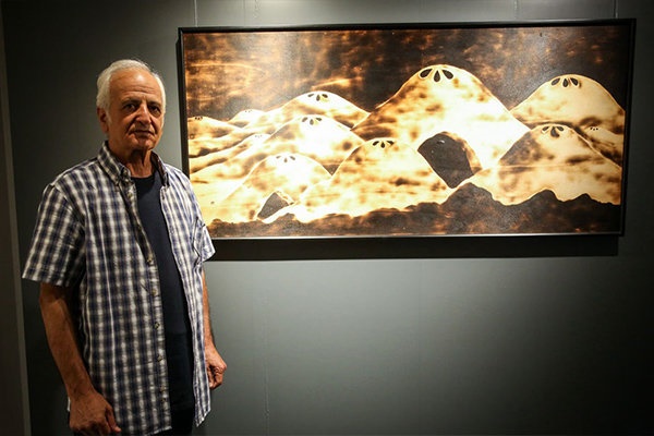آوازخوانی خواننده پالت در نمایشگاه پدرش/ نمایش مجموعه آثار اکبر نعمتی در گالری ایوان