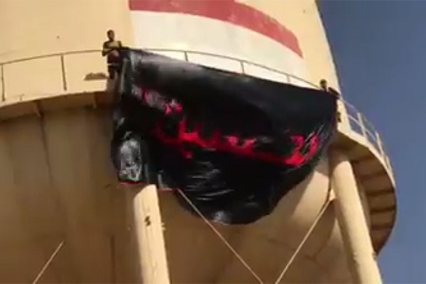 فیلم | برافراشتن پرچم امام حسین(ع) در شهر تلعفر 