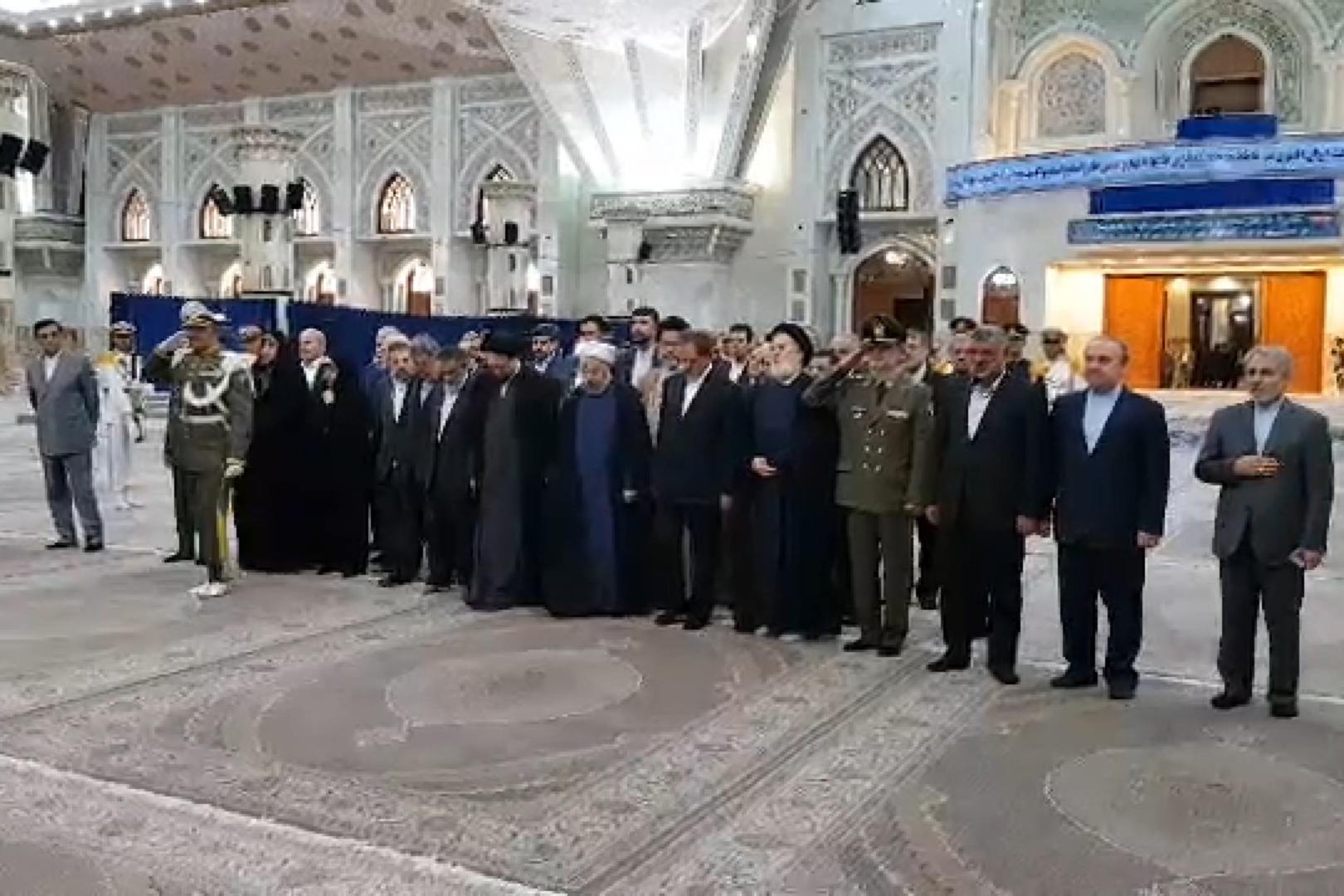فیلم | حضور روحانی و اعضای هیات‌دولت در حرم امام خمینی(ره)