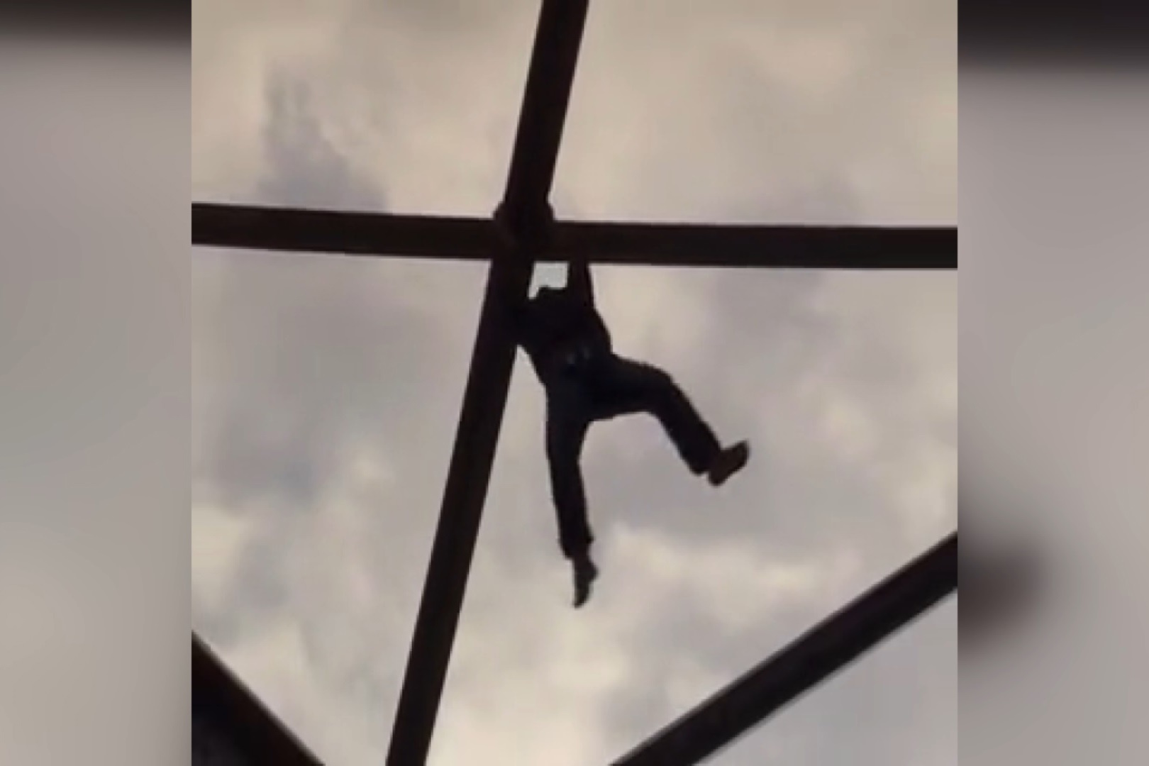 فیلم | سقوط هولناک مرد عنکبوتی از پل سفید اهواز