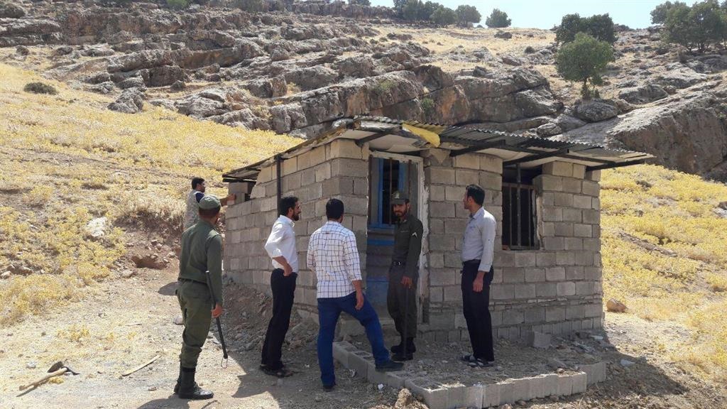 تخریب ساخت و سازهای غیرمجاز در محدوده کوه مهله شهرستان رومشکان