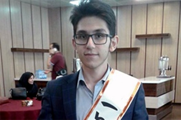 رتبه یک کنکور زبان: نمی‌خواهم آخرش یک مترجم شوم، پزشکی می‌خوانم!