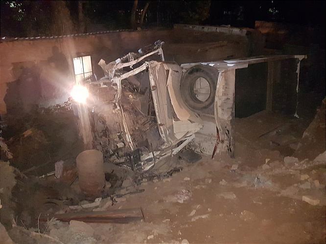 تصاویر | واژگونی کامیون حمل نخاله پس از برخورد با دیواری در خیابان ولنجک