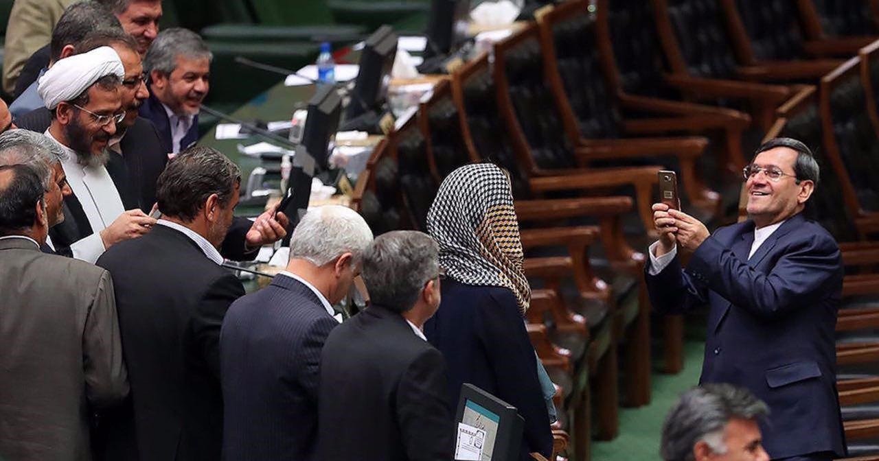 عکس یادگاری موگرینی با نمایندگان مجلس