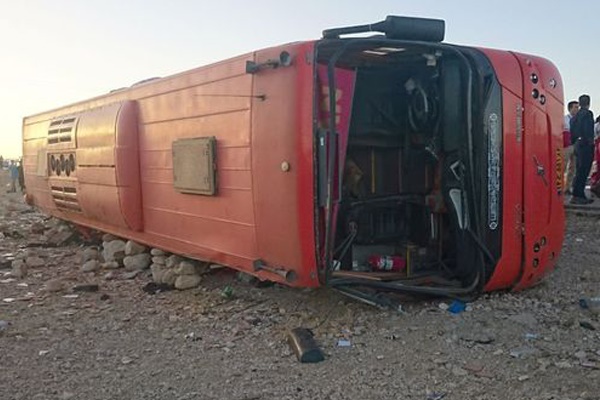 فیلم | ۱۱کشته در واژگونی اتوبوس دانش‌آ‌موزی در داراب