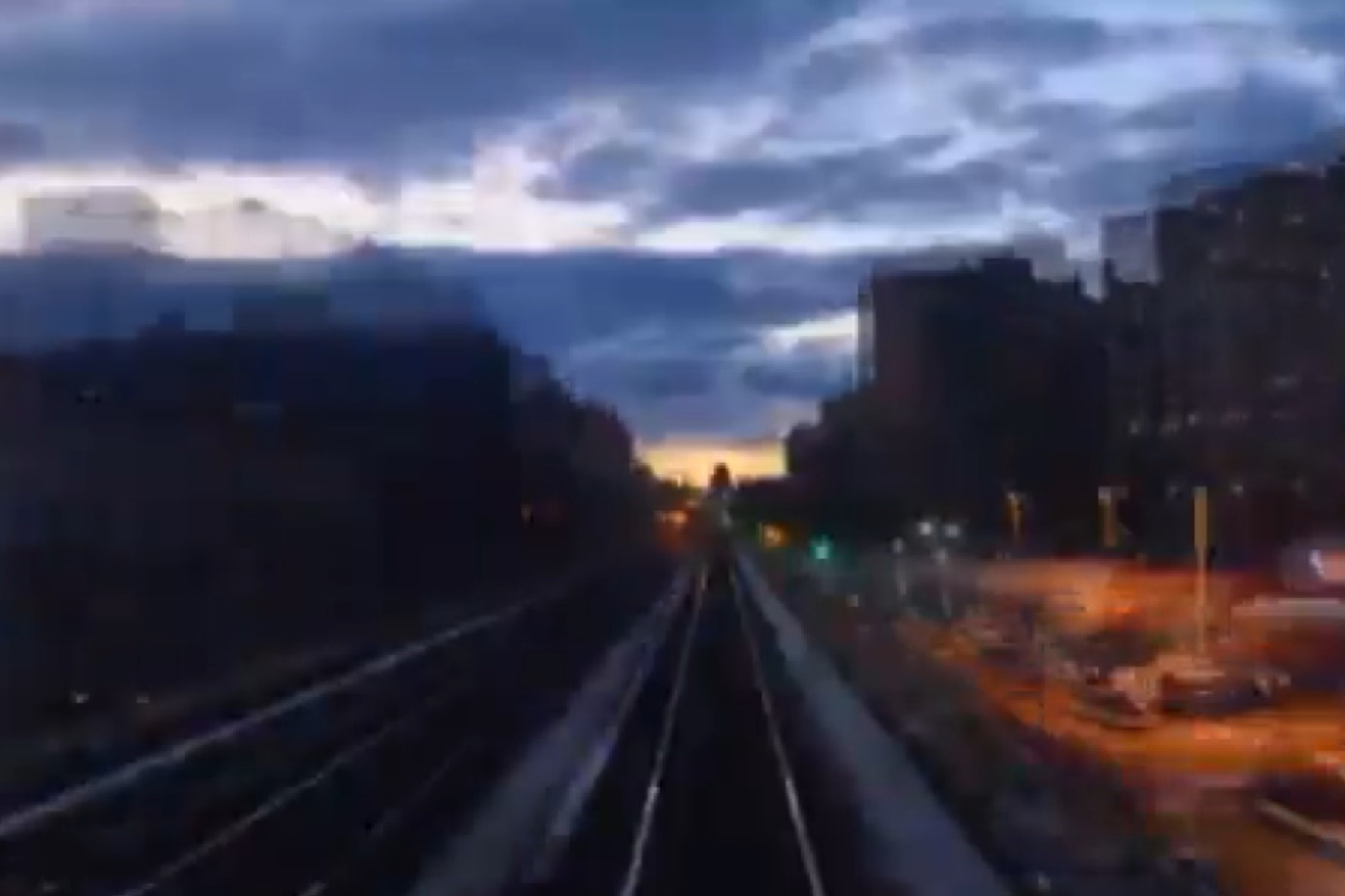 فیلم | تایم‌لپس تماشایی از حرکت قطار بین ساختمان‌های شهر